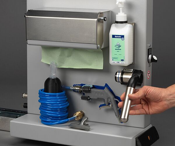 Ein Benutzer schwenkt den Wasserhahn an der modular bestückbaren Hygienestation zum Einbau in Nutzfahrzeugen.