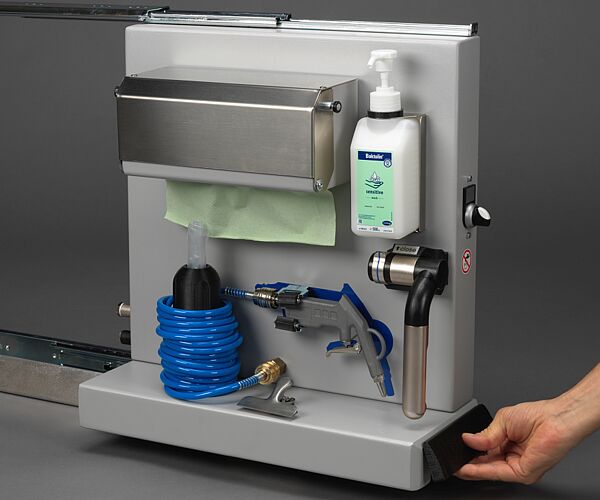 Per Hand ausziehbare sanitäre Hygienestation für Nutzfahrzeuge, besonders im Brand- und Katastrophenschutz.