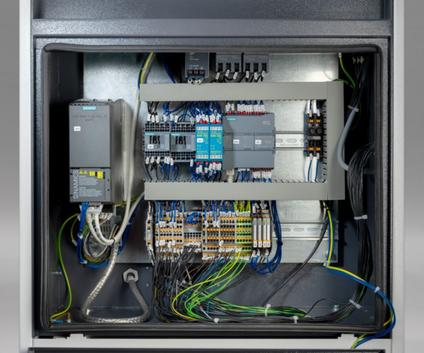 Schaltschrank mit Frequenzumrichter der Hochdruckanlage combiloop CL2G